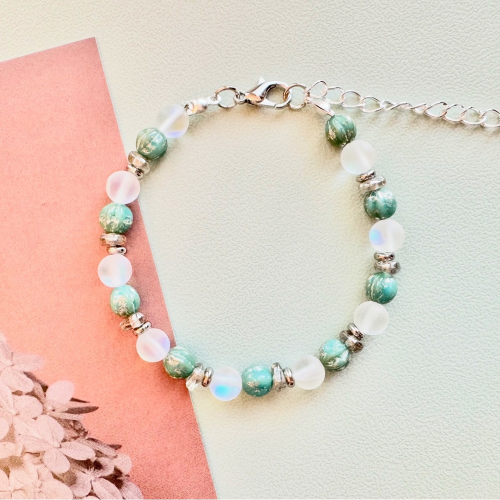 Chic Green and White Beaded Bracelet with Adjustable Clasp